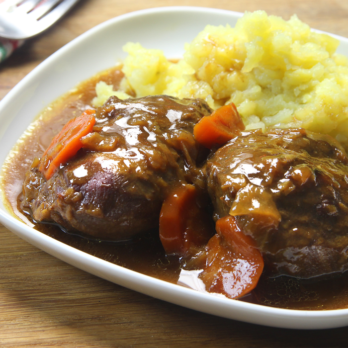 Carrillada al vino oloroso y patatas panaderas