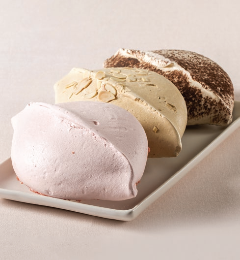 Merengue Grande (fresa, vainilla-cacao, cafe almendras)